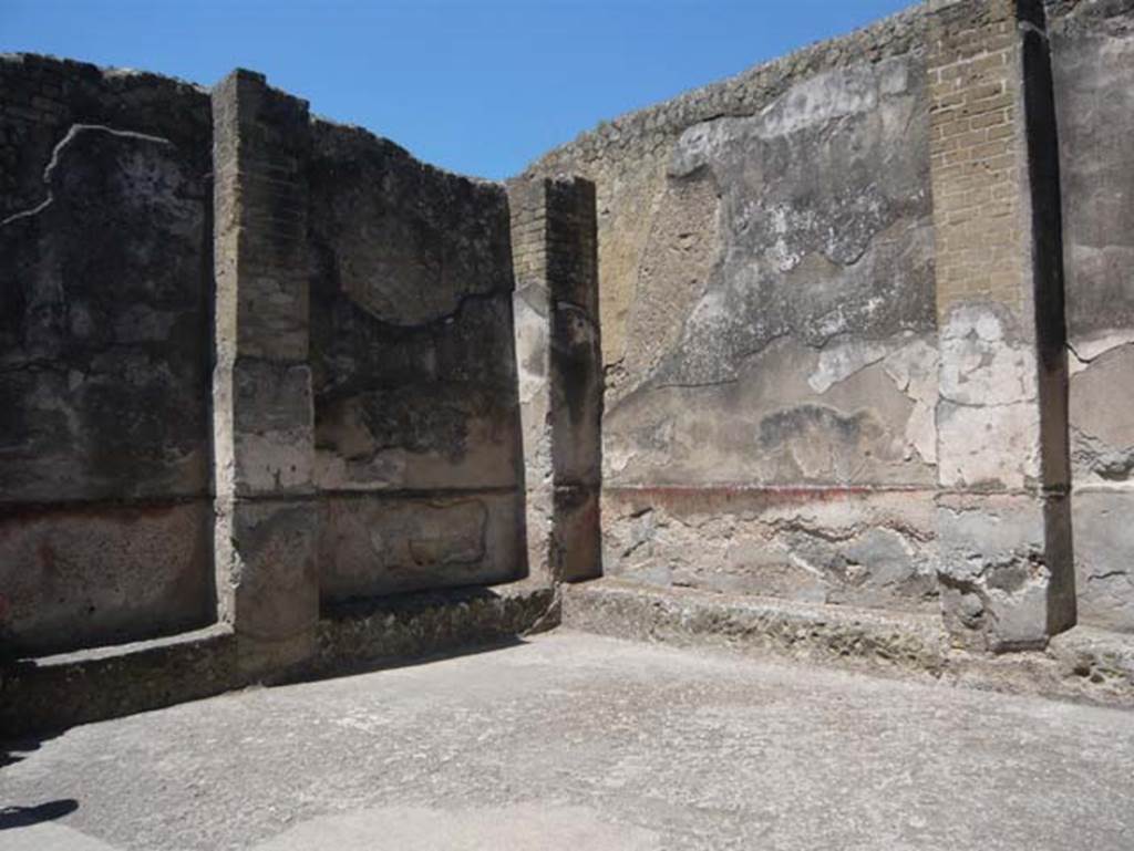 VI.8, Herculaneum. August 2013. Looking towards south-west corner of vestibule.
Photo courtesy of Buzz Ferebee.